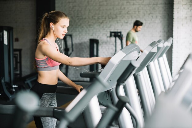 Mujer que trabaja en la cinta de correr