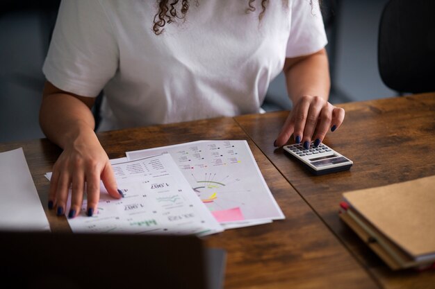 Mujer que trabaja como economista alto ángulo