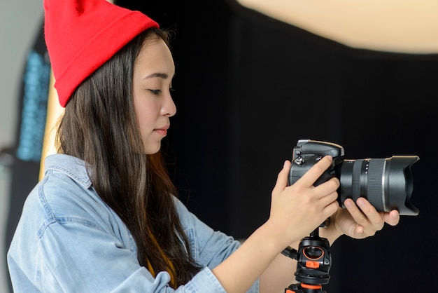 Mujer que trabaja como fotógrafa