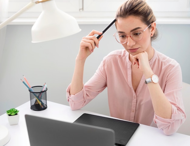 Mujer que trabaja como freelance