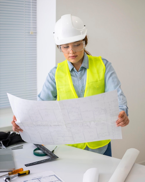 Mujer que trabaja como ingeniero