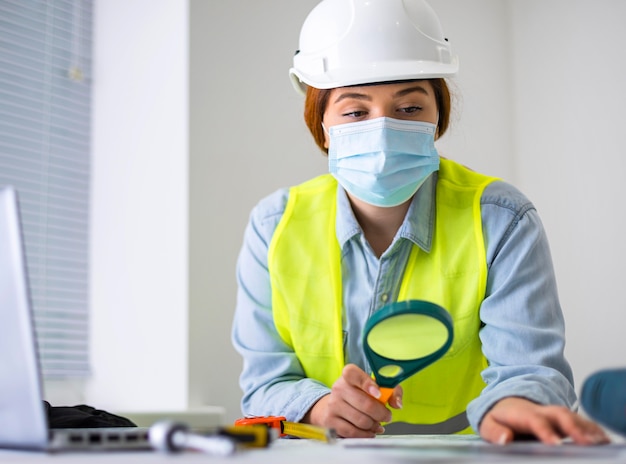 Mujer que trabaja como ingeniero