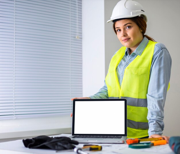 Mujer que trabaja como ingeniero