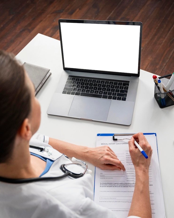 Foto gratuito mujer que trabaja como médica