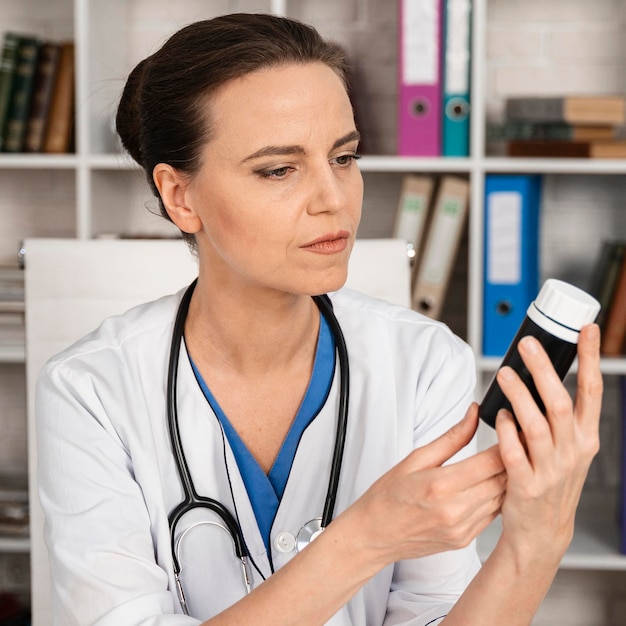 Mujer que trabaja como médico