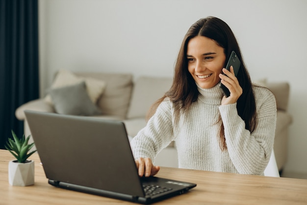 Mujer que trabaja en la computadora desde casa