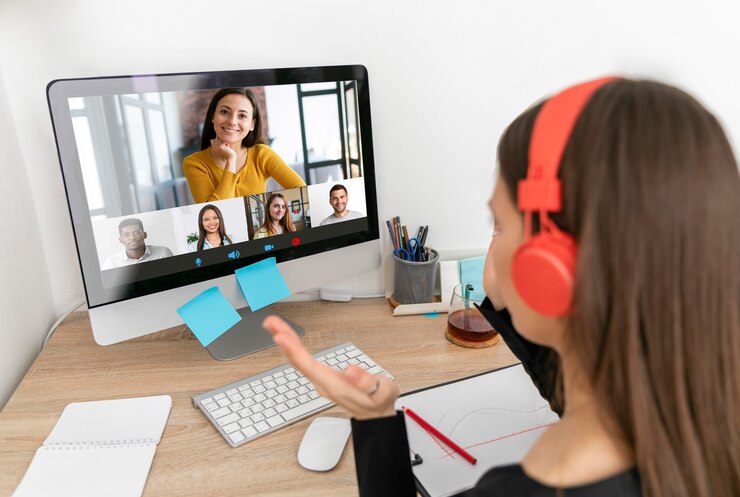Foto gratuito mujer que trabaja con la computadora de cerca