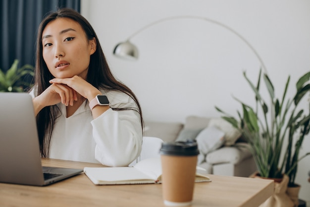 Foto gratuita mujer que trabaja en la computadora en el escritorio desde casa