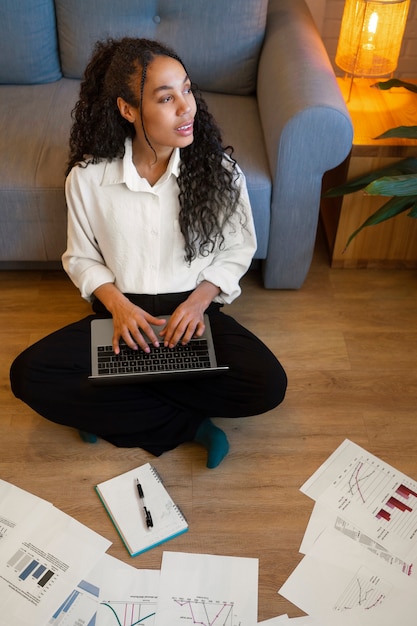 Foto gratuita mujer que trabaja en la computadora portátil de alto ángulo