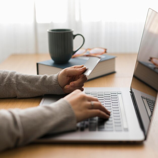 Mujer que trabaja en la computadora portátil desde casa