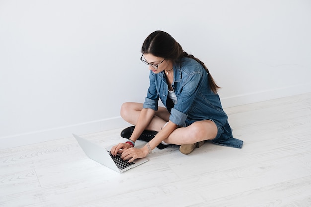 Foto gratuita mujer que trabaja en una computadora portátil en una computadora portátil