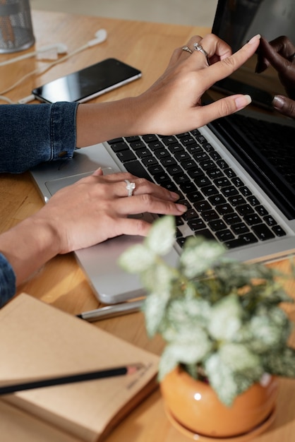 Foto gratuita mujer que trabaja en la computadora portátil