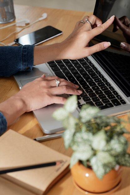 Mujer que trabaja en la computadora portátil