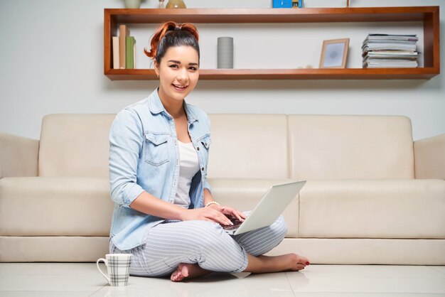 Mujer que trabaja en la computadora portátil