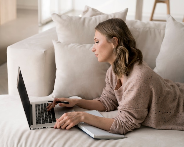 Mujer que trabaja en la computadora portátil