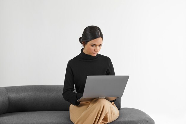 Mujer que trabaja en la computadora portátil