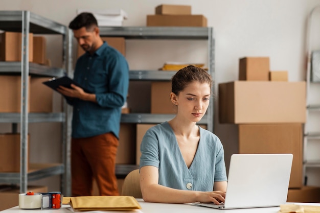 Mujer que trabaja en la computadora portátil