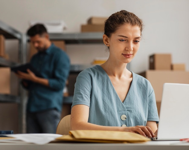 Mujer que trabaja en la computadora portátil