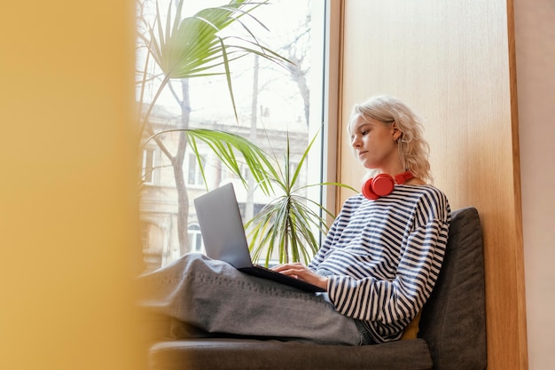 Mujer que trabaja en la computadora portátil