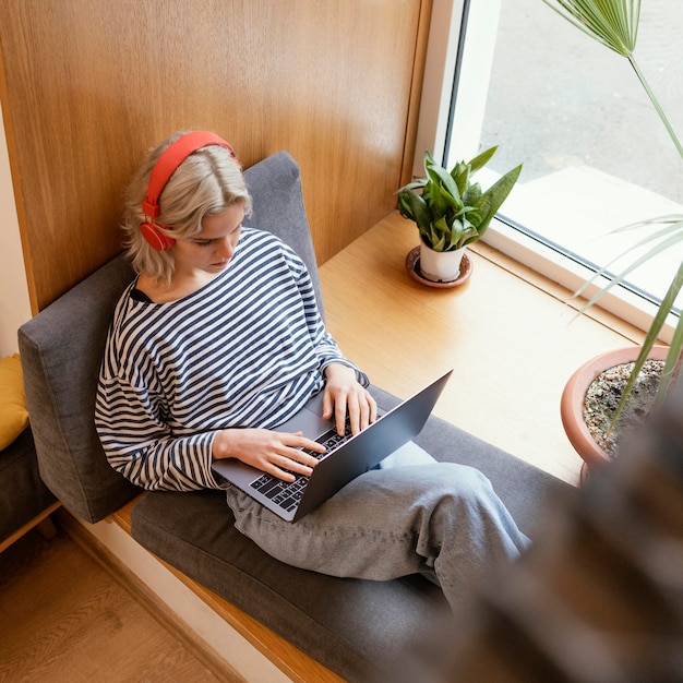 Mujer que trabaja en la computadora portátil