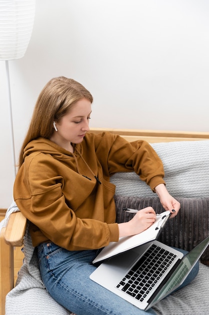 Mujer que trabaja en la computadora portátil