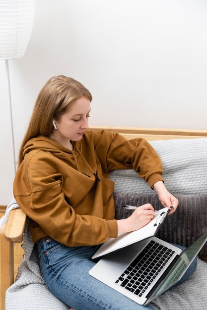 Mujer que trabaja en la computadora portátil