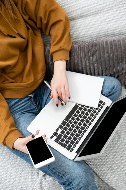 Mujer que trabaja en la computadora portátil