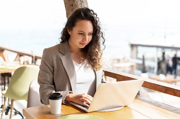 Mujer que trabaja en la computadora portátil