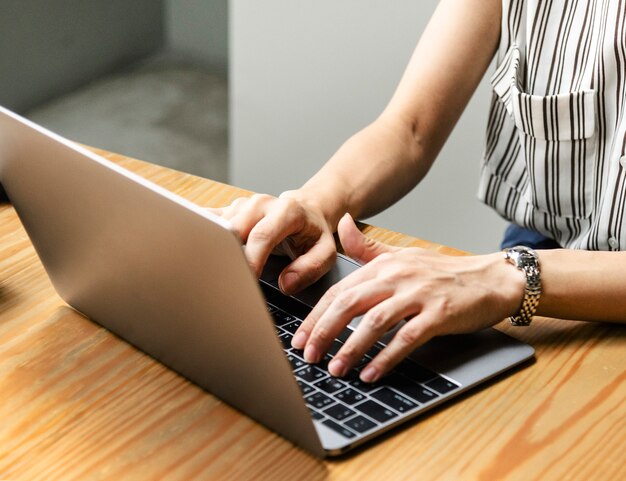 Mujer que trabaja en una computadora portátil