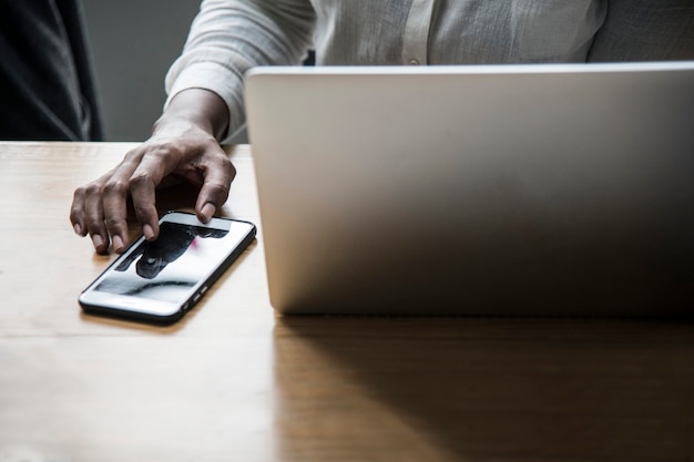 Mujer que trabaja en una computadora portátil