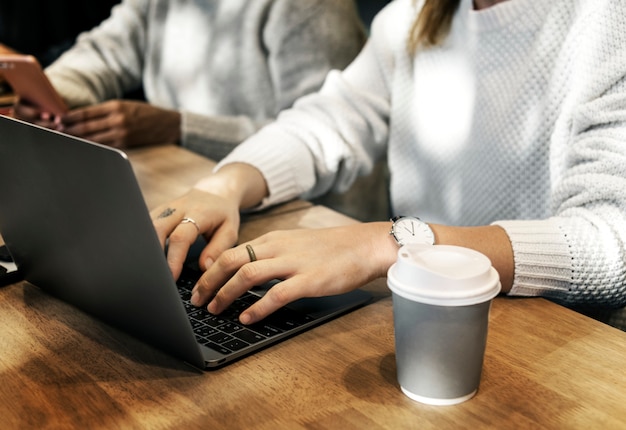 Foto gratuita mujer que trabaja en una computadora portátil