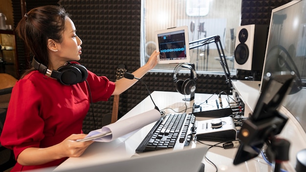 Mujer que trabaja con equipos de radio profesionales