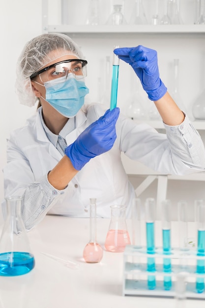 Mujer que trabaja en el laboratorio de cerca