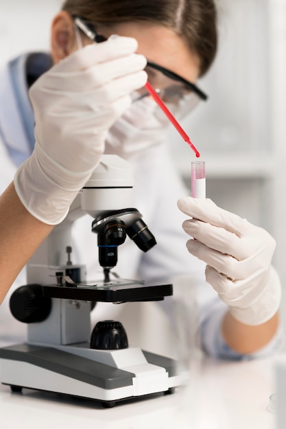 Mujer que trabaja en el laboratorio de cerca