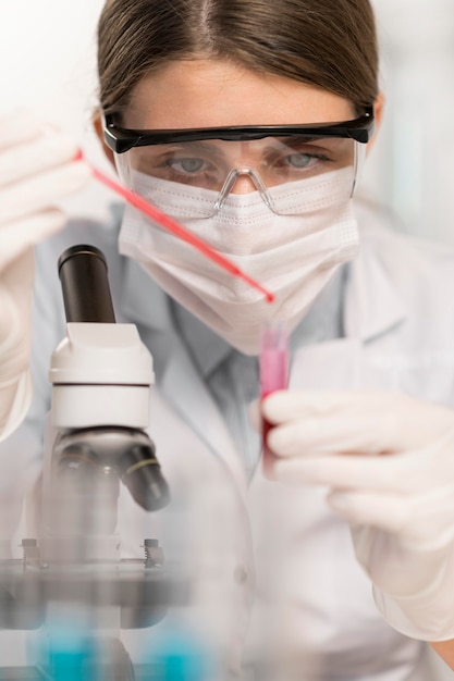 Mujer que trabaja en el laboratorio de cerca