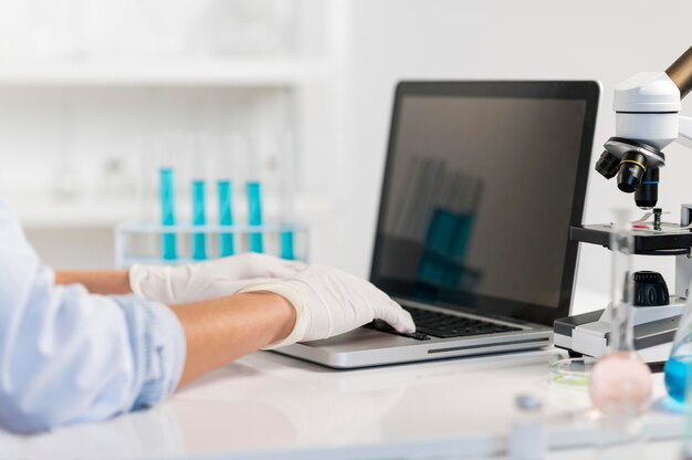 Mujer que trabaja en el laboratorio de cerca