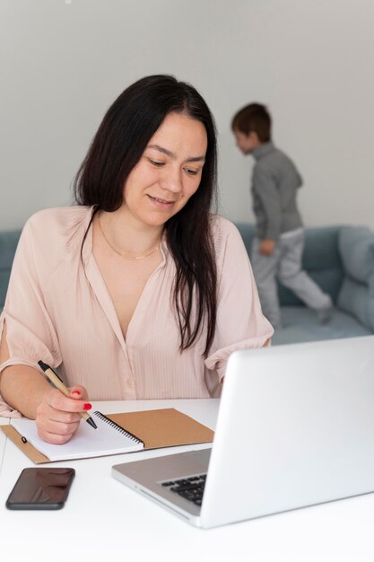 Mujer que trabaja con laptop