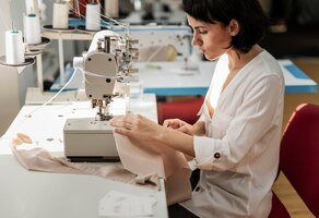 Foto gratis mujer que trabaja con máquina de coser