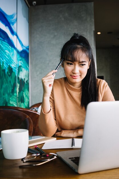 Mujer que trabaja en la mesa de escritorio