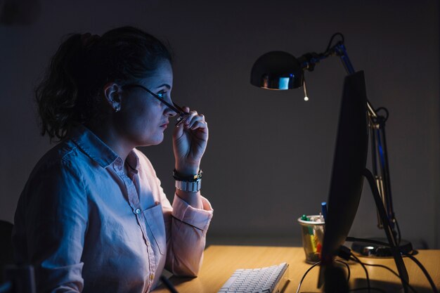 Mujer que trabaja en la noche