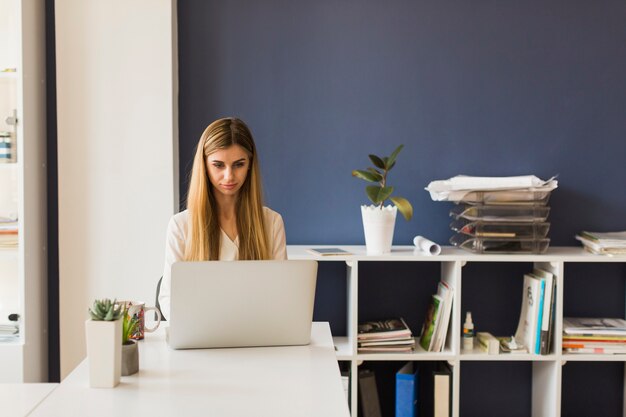 Mujer que trabaja en la oficina agradable