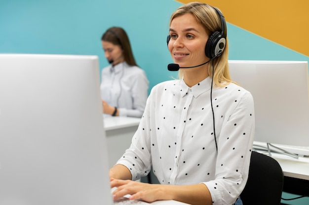 Foto gratuita mujer que trabaja en una oficina de call center