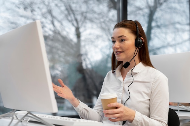 Foto gratuita mujer que trabaja en una oficina de call center