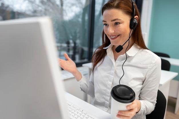 Mujer que trabaja en una oficina de call center