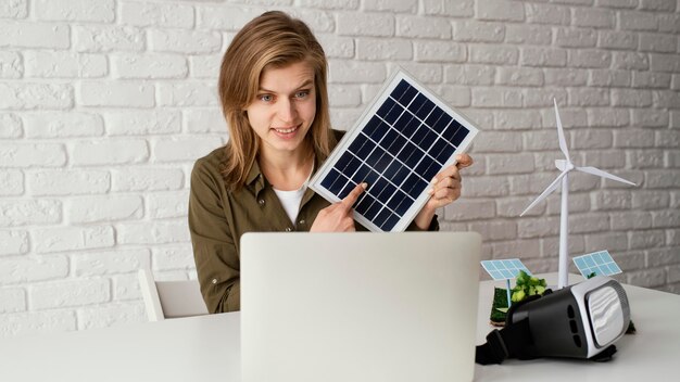 Mujer que trabaja para proyectos ambientales