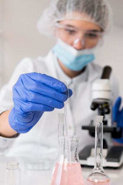 Mujer que trabaja en el retrato de laboratorio