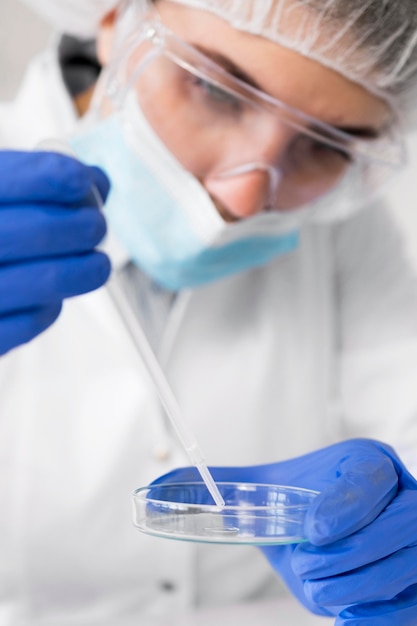 Mujer que trabaja en el retrato de laboratorio