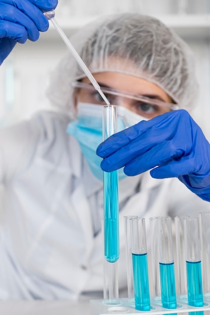 Mujer que trabaja en el retrato de laboratorio