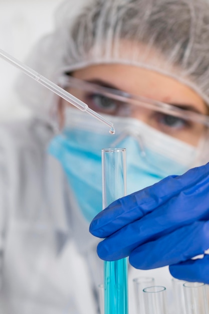 Mujer que trabaja en el retrato de laboratorio