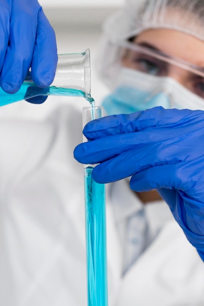 Mujer que trabaja en el retrato de laboratorio